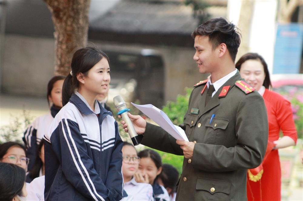 Thượng úy Nguyễn Duy Hoàng tham gia tuyên truyền pháp luật về an ninh mạng cho học sinh trên địa bàn.