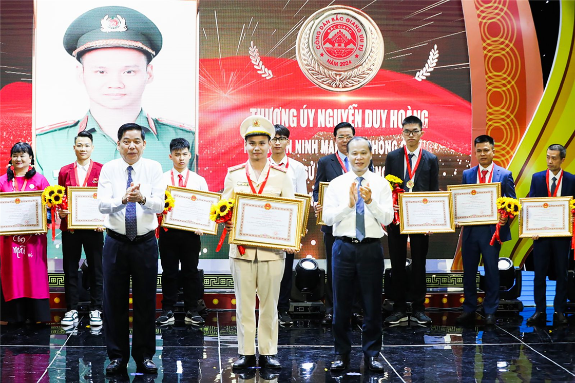 Thượng úy Nguyễn Duy Hoàng được Chủ tịch Ủy ban nhân dân tỉnh Bắc Giang tặng danh hiệu “Công dân Bắc Giang ưu tú” năm 2024.