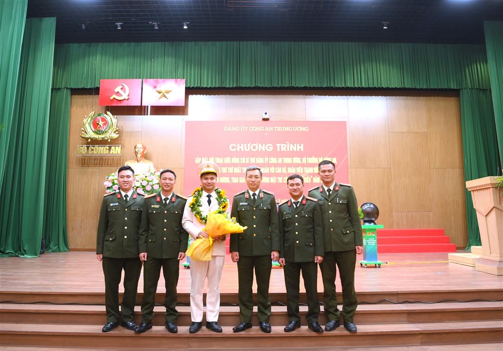 Thiếu tướng Nguyễn Quốc Toản, Chánh Văn phòng Bộ Công an cùng Thượng úy Nguyễn Duy Hoàng và Đoàn đại biểu Công an tỉnh Bắc Giang.