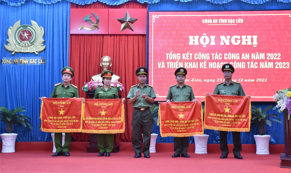 Phòng ANNĐ được Bộ Công an tặng Cờ thi đua đơn vị dẫn đầu phong trào thi đua cấp cơ sở năm 2022.