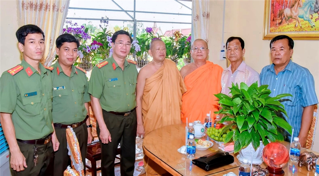 Cán bộ, chiến sĩ Phòng ANNĐ thường xuyên gặp gỡ chức sắc tôn giáo, người có uy tín trong dân tộc tuyên truyền, vận động bà con tín đồ chấp hành tốt chủ trương, chính sách của Đảng, Nhà nước.