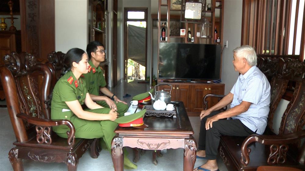 Thiếu tá Lê Nguyễn Hồng Thanh đến thăm hỏi, trao đổi tình hình với bà con nhân dân trên địa bàn.