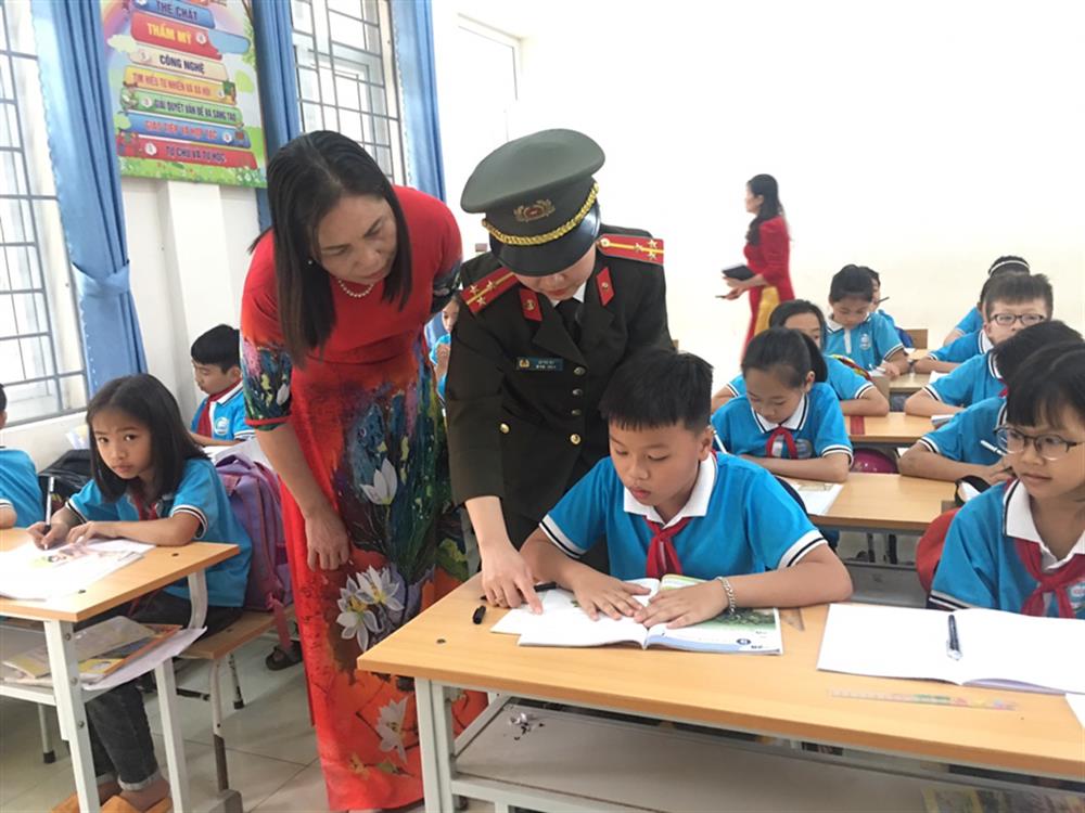 Công an xã Thọ Xương và Đoàn thanh niên Công an huyện Thọ Xuân kèm cặp, hỗ trợ em Nguyễn Văn Toản học bài.