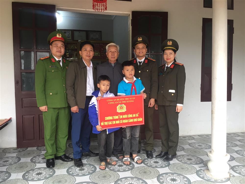 Công an xã Nga Phượng vận động cán bộ, chiến sĩ quyên góp ủng hộ xây nhà tình nghĩa cho bà Nguyễn Thị Khuyên.