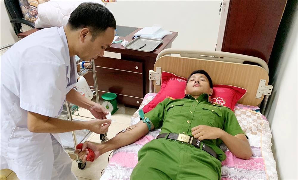 03 cán bộ, chiến sỹ Công an tỉnh Lai Châu kịp thời hiến máu cứu bệnh nhân qua cơn nguy kịch