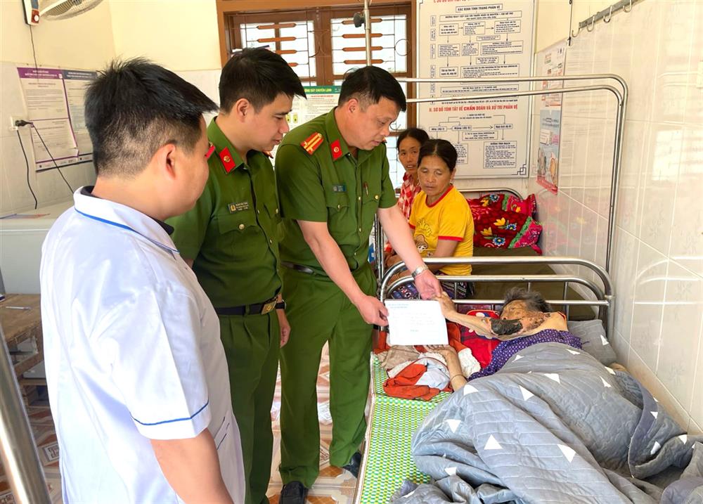 Công an xã Nam Phong thăm hỏi, động viên cụ Mùa Thị Sai.