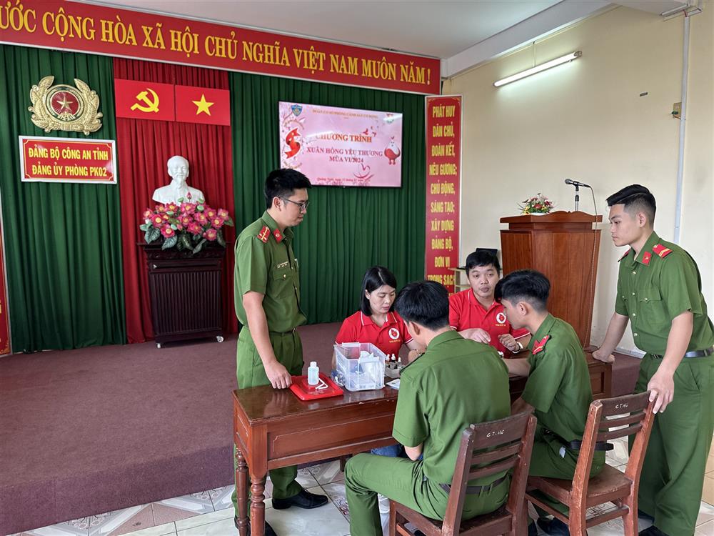 Phòng Cảnh sát Cơ động phối hợp Bệnh viện đa khoa Quảng Ngãi kiểm tra sức khỏe các chiến sĩ sẵn sàng hiến máu, tiểu cầu.