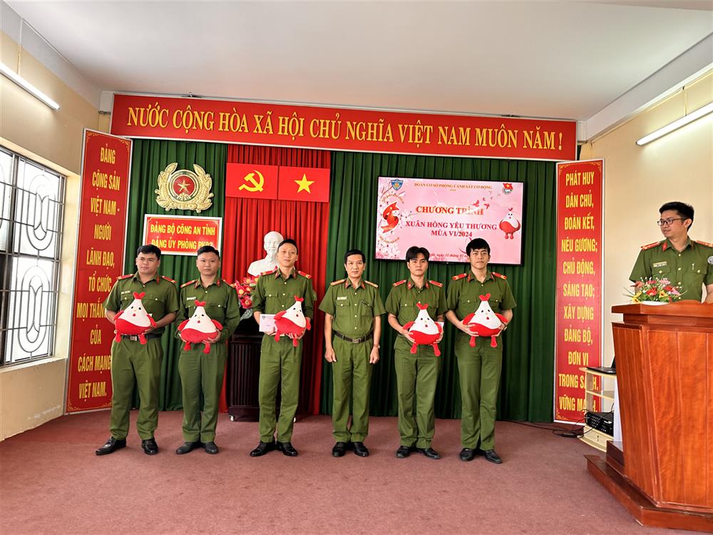 Lãnh đạo Phòng Cảnh sát Cơ động biểu dương, động viên các chiến sĩ tham gia hiến máu dịp Tết.