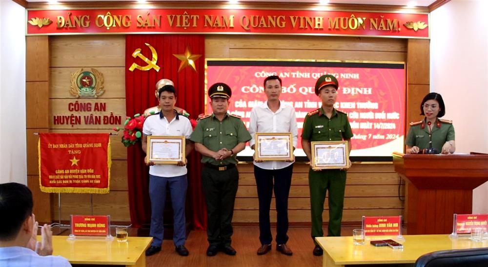 Thiếu tướng Đinh Văn Nơi trao Giấy khen tặng cán bộ Công an huyện Vân Đồn và 02 công dân dũng cảm cứu người bị đuối nước.