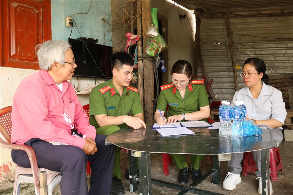 Thiếu tá Nguyễn Thị Đài Trang đang hướng dẫn các cơ sở kinh doanh có điều kiện về an ninh, trật tự trong giải quyết các thủ tục