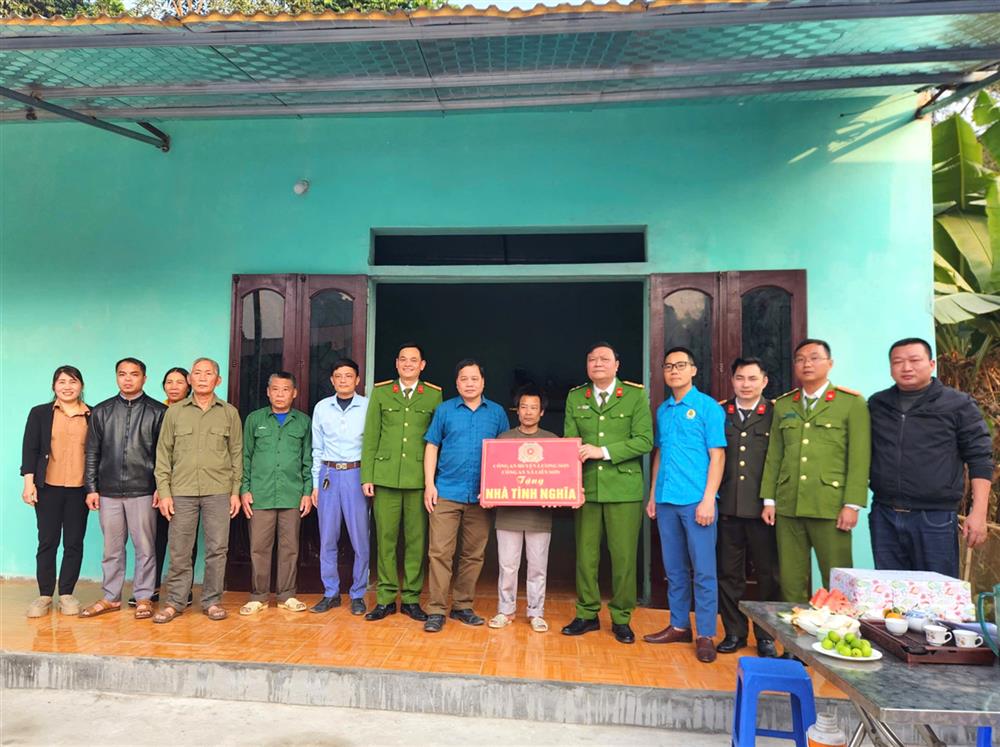 Lễ bàn giao nhà mới tặng gia đình anh Bùi Đức Huy.