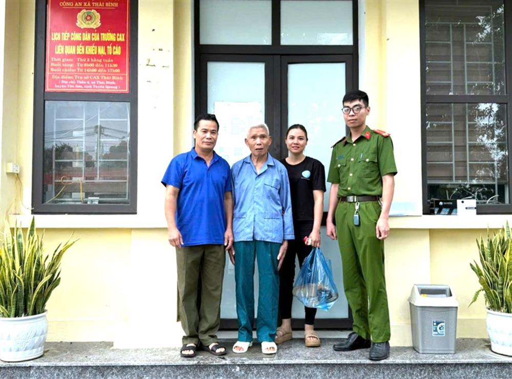 Cụ Nhương cùng gia đình tại Công an xã Thái Bình.