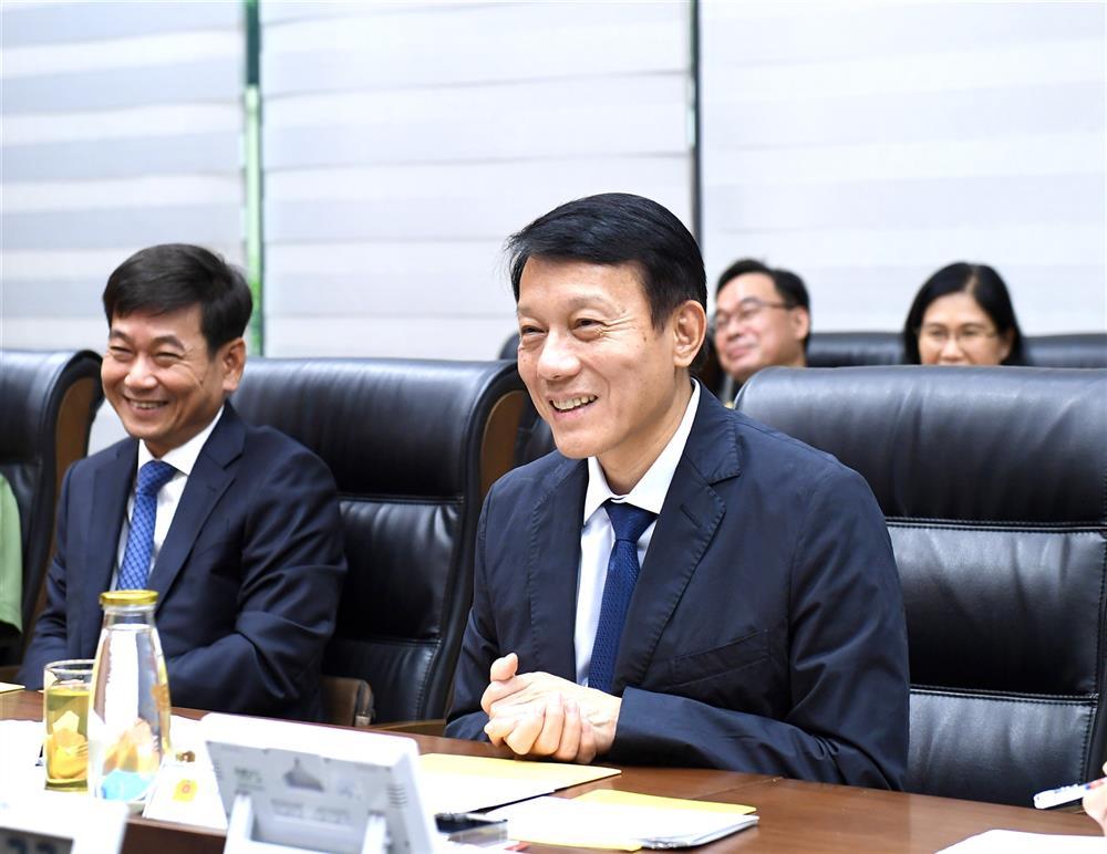 Minister Luong Tam Quang speaks at the meeting.