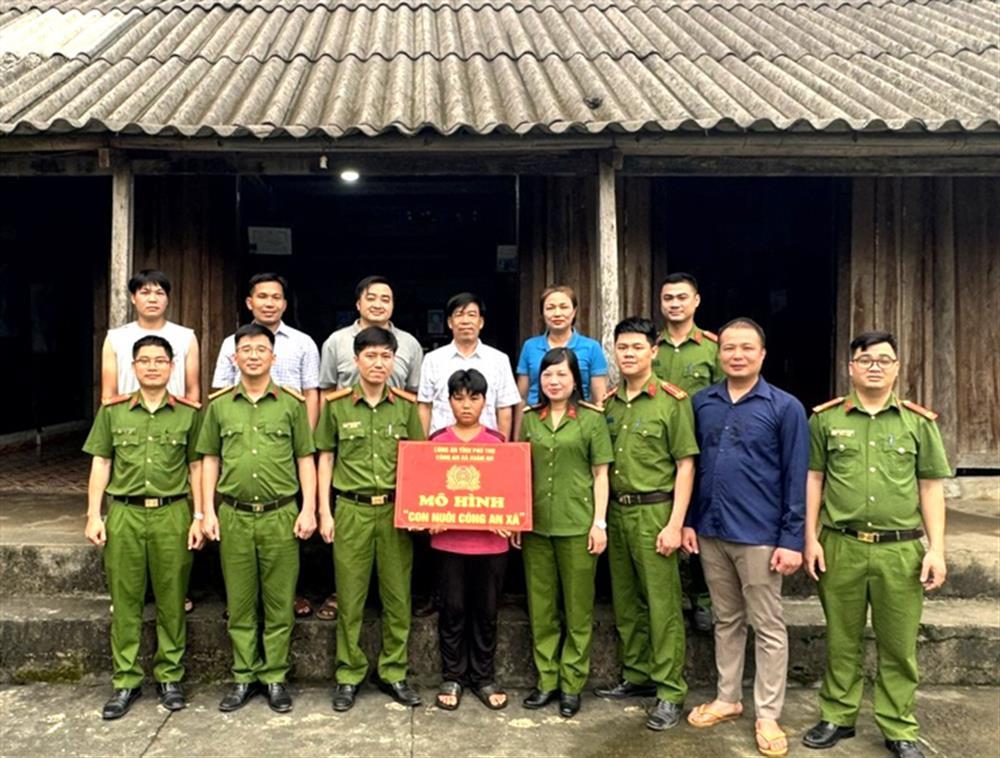 Xuan An Communal Police Station adopts Trieu Van Hung under “Adopted Child of the Communal Police” initiative.
