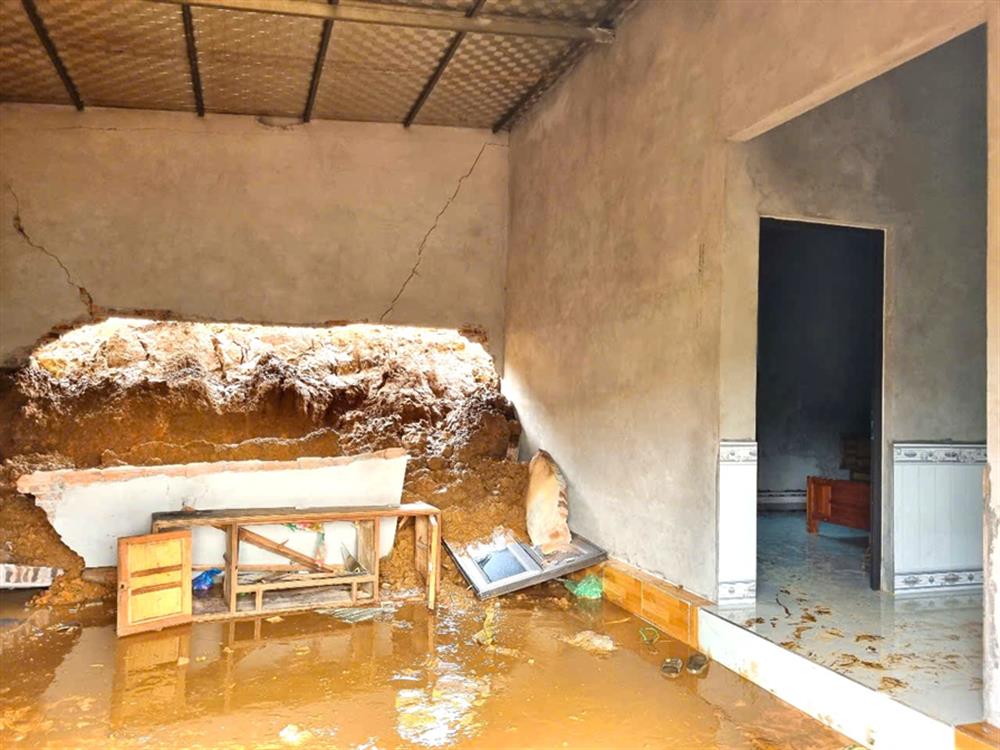 Căn nhà của hộ anh Bùi Văn Yên, trú tại xã Mường Hoa, tỉnh Phú Thọ bị ảnh hưởng do sạt lở