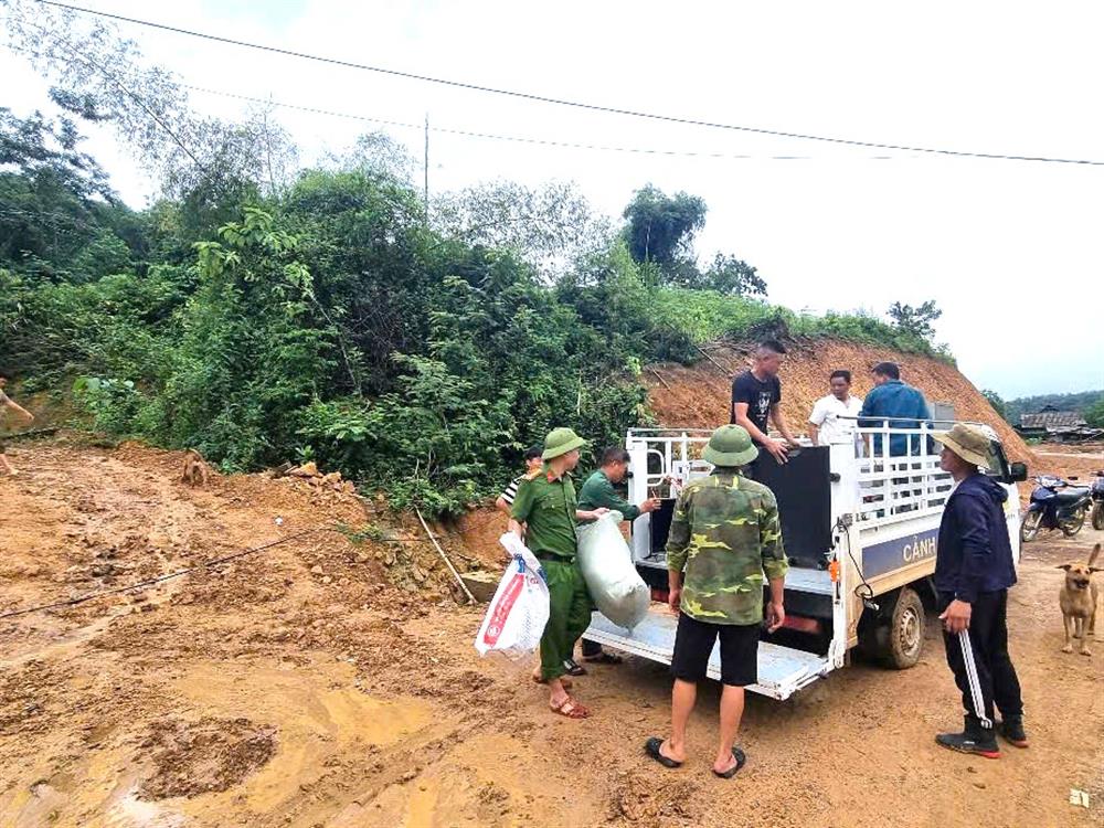 Lực lượng Công an xã Mường Hoa di dời tài sản giúp người dân tại khu vực sạt lở