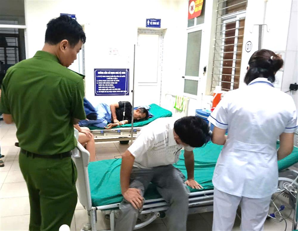 Cán bộ Công an xã Tân Lạc hỗ trợ người gặp nạn tại bệnh viện.