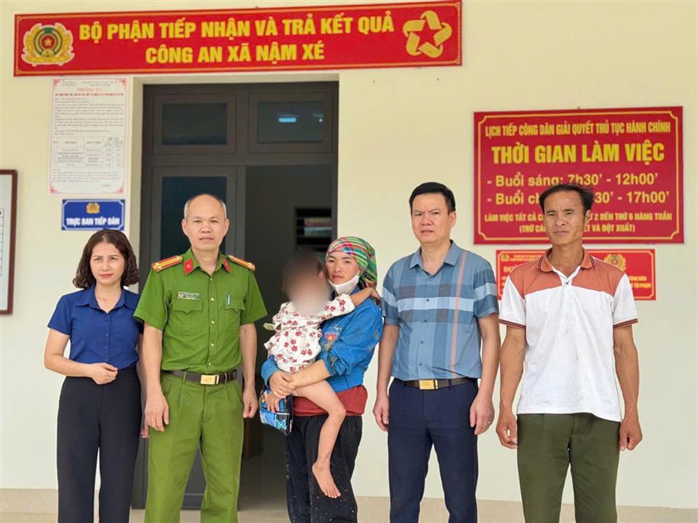 Công an xã Nậm Xé giúp đỡ cháu bé 8 tuổi đi lạc về với gia đình an toàn.