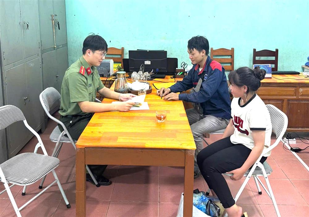 Gia đình cháu Thảo đón cháu tại trụ sở Công an xã Thái Sơn.