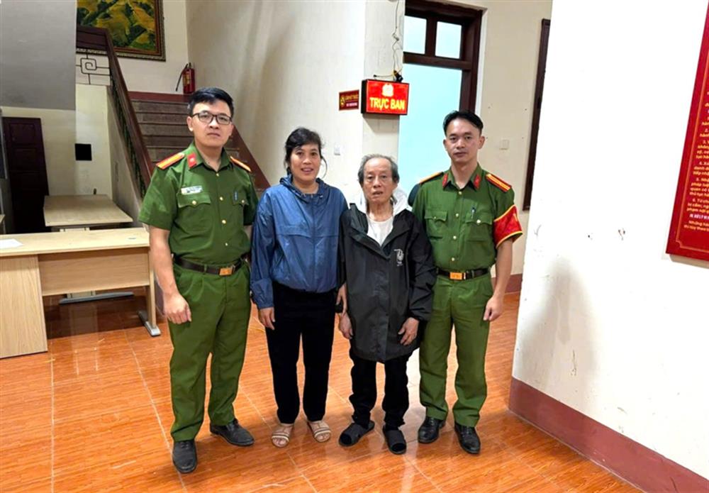 Công an phường Sa Pa hỗ trợ cụ ông 80 tuổi đi lạc khi đi du lịch về với gia đình an toàn.