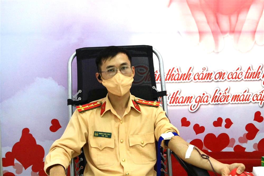 Đại úy Dương Quốc Trình, cán bộ Phòng Cảnh sát giao thông Công an tỉnh Cao Bằng tình nguyện hiến máu cứu người.