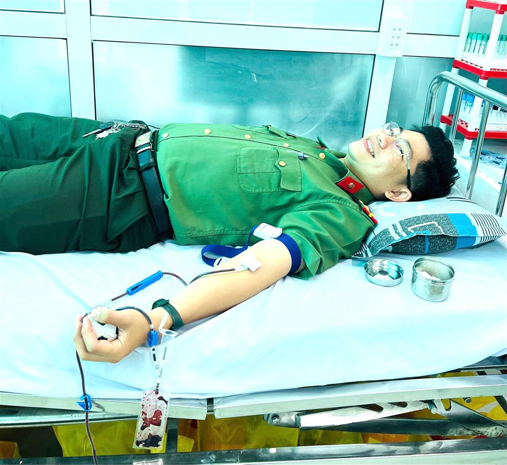 Trung úy Nguyễn Thành Đạt trực tiếp đến bệnh viện hiến máu cứu người.