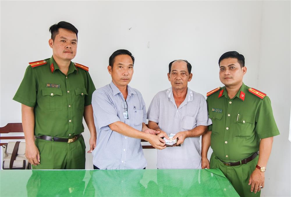 Công an phường Hưng Phú trao trả tài sản cho ông Lê Thanh Bình (thứ hai từ bên phải qua).