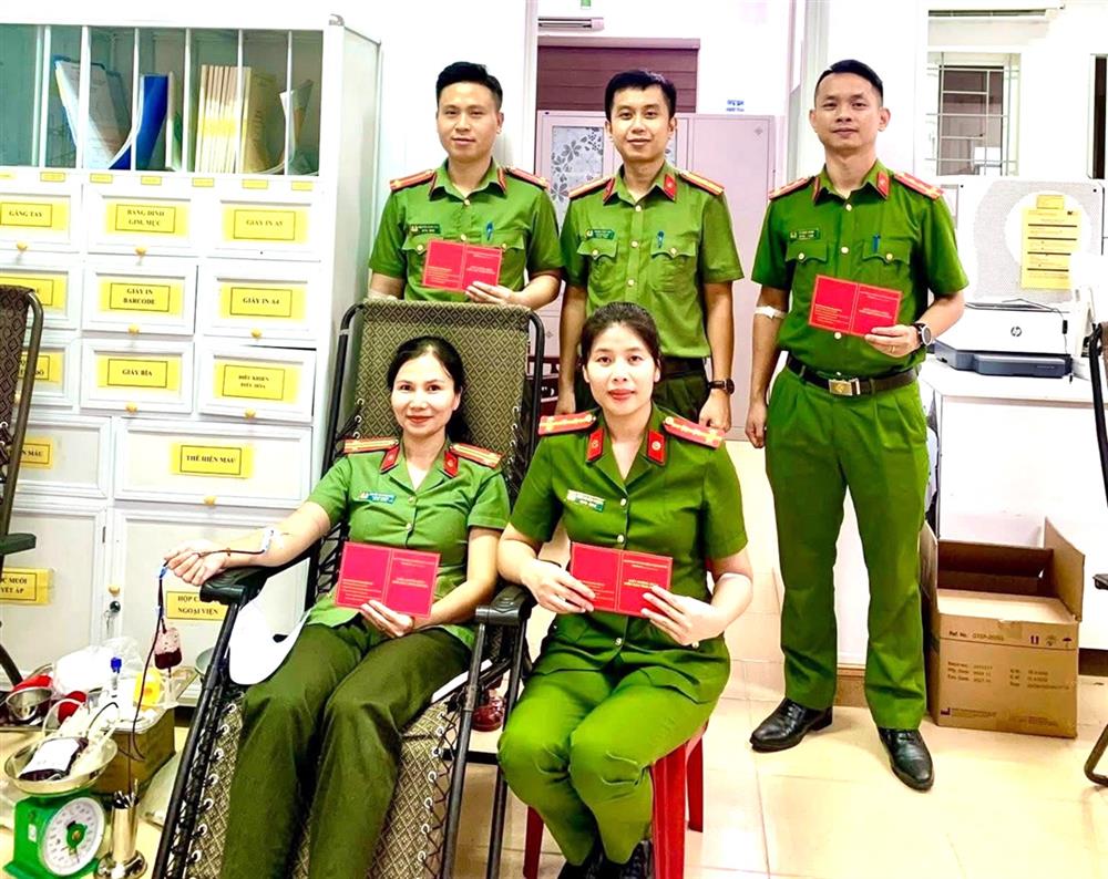 Các thành viên Câu lạc bộ Ngân hàng máu sống của Công an tỉnh Hà Tĩnh tích cực hiến máu tình nguyện.