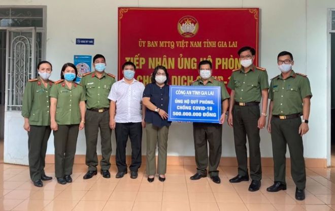 Gia Lai police donate VND 500 million to COVID-19 Vaccine Fund
