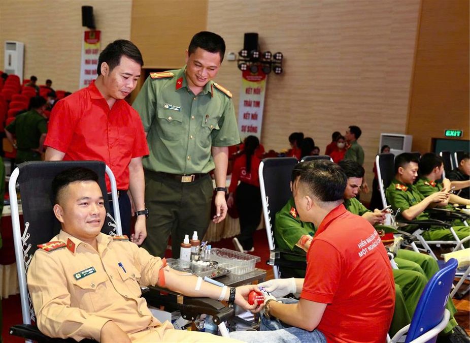 Hundreds of police officers donate blood in Bac Giang
