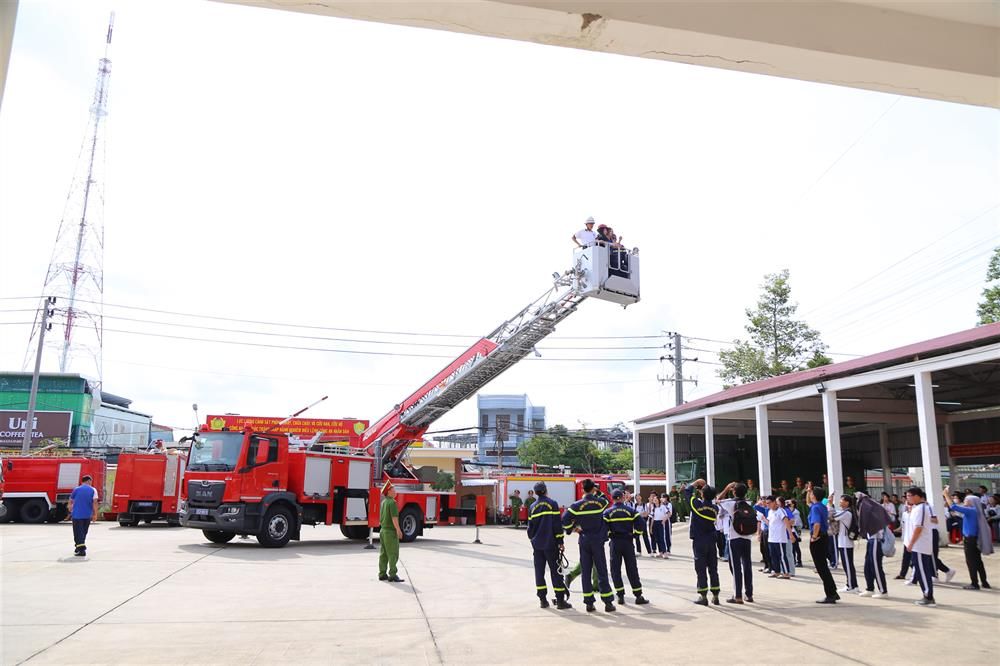 Soc Trang police launch firefighting and rescue training program for high school students