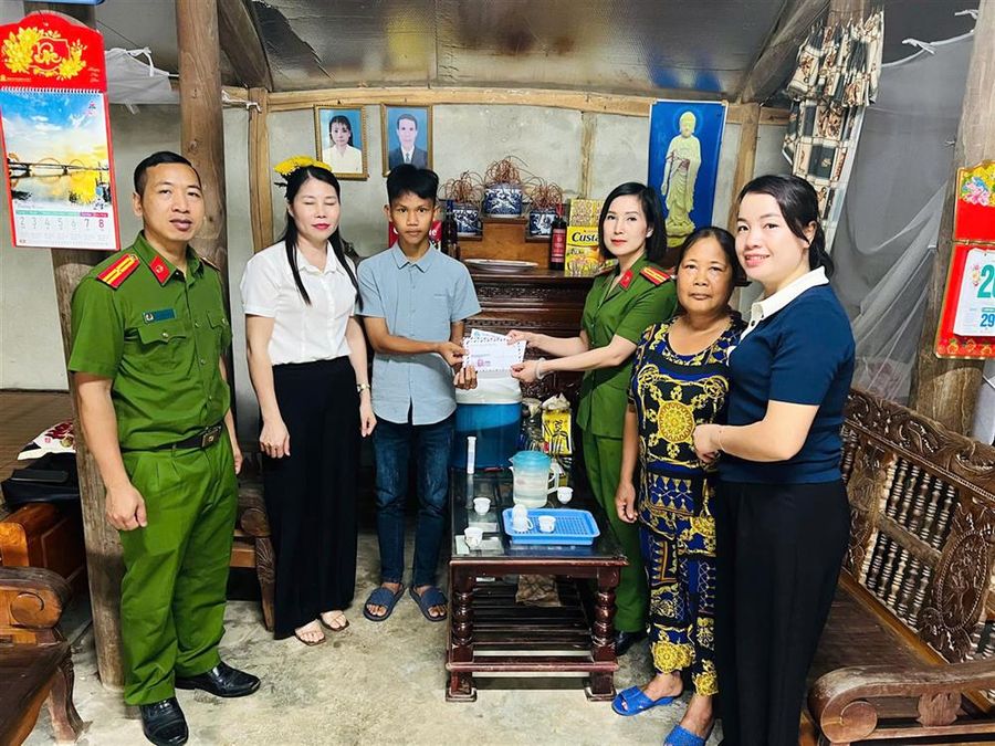 Phu Tho communal police present gifts to adopted child on International Children’s Day