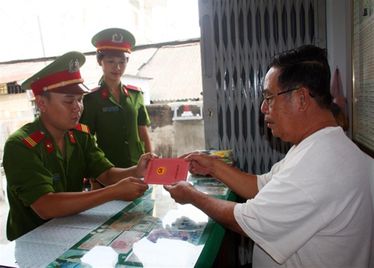 Công an Hậu Giang xuống tận nhà làm chứng minh thư giúp dân