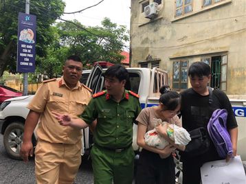 Hà Nam: Kịp thời đưa cháu bé 02 tháng tuổi đi cấp cứu từ vùng ngập lụt nghiêm trọng.