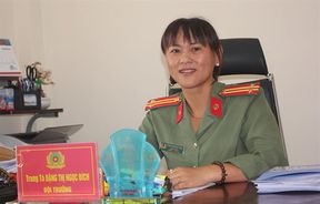 Nữ cán bộ an ninh gần gũi với Nhân dân