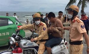 Cảnh sát giao thông dùng xe đặc chủng đưa cháu bé bị đuối nước đi cấp cứu an toàn