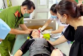 Dùng xe đặc chủng đưa người gặp nạn đi cấp cứu