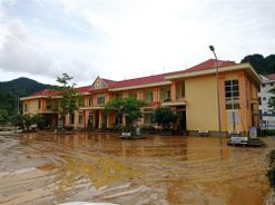 Chiến sỹ Binh nhì dũng cảm, kịp thời hỗ trợ, giải cứu hơn 100 em học sinh bị cô lập trong nước lũ
