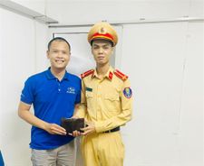 Chiến sĩ Cảnh sát giao thông Hà Nội trả lại ví tiền cho người dân đánh rơi
