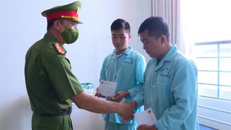 Thăm hỏi, động viên 02 chiến sĩ Cảnh sát phòng cháy dũng cảm cứu người thoát nạn trong hỏa hoạn