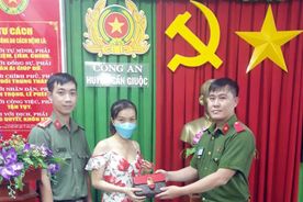 Cán bộ Công an nhặt được của rơi trả lại người mất