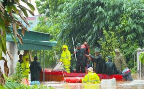 Công an Quảng Ninh ngâm mình trong nước, giúp dân khắc phục hậu mưa bão gây ra