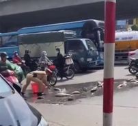 Hình ảnh đẹp của Cảnh sát giao thông Hà Nội giúp người dân trên đường