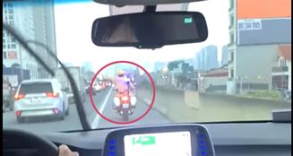 Hai Cảnh sát giao thông dẫn đường đưa người đi cấp cứu