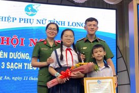 Gia đình Phó Trưởng Công an phường được tuyên dương “Gia đình 5 không, 3 sạch”  tiêu biểu