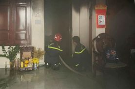 Công an Hải Phòng giúp 03 người bị mắc kẹt thoát khỏi đám cháy