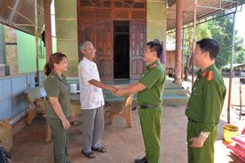 Nữ Công an viên tận tụy với công việc