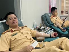 Cảnh sát giao thông tham gia hiến máu cứu giúp bệnh nhân ung thư