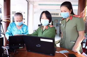 Bóng hồng Cảnh sát quản lý hành chính trong những ngày cao điểm