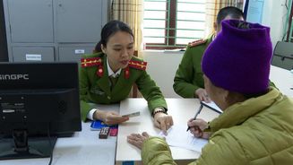Nữ cán bộ Công an xã làm theo lời dạy của Bác